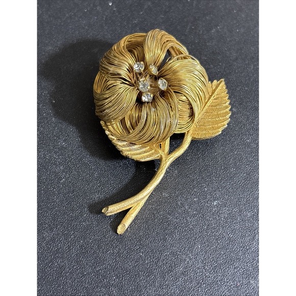The Unbranded Brand Jewelry - Gold Tone Wire-Work Flower Pin with Rhinestones, c1960s 1.5" X 2" PB5